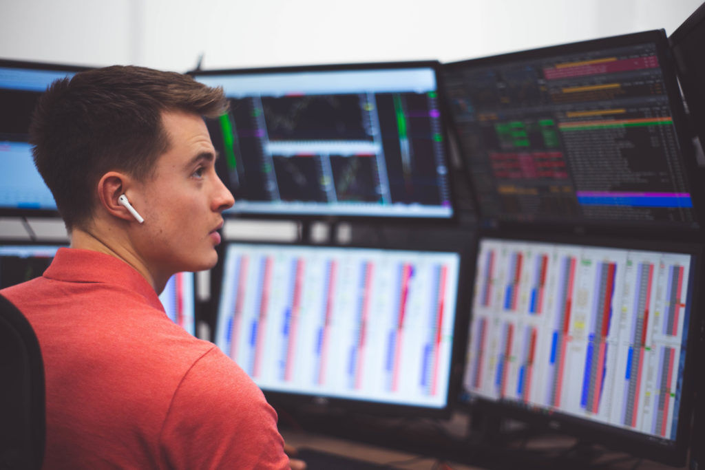 Image of a trader in front of his trading setup